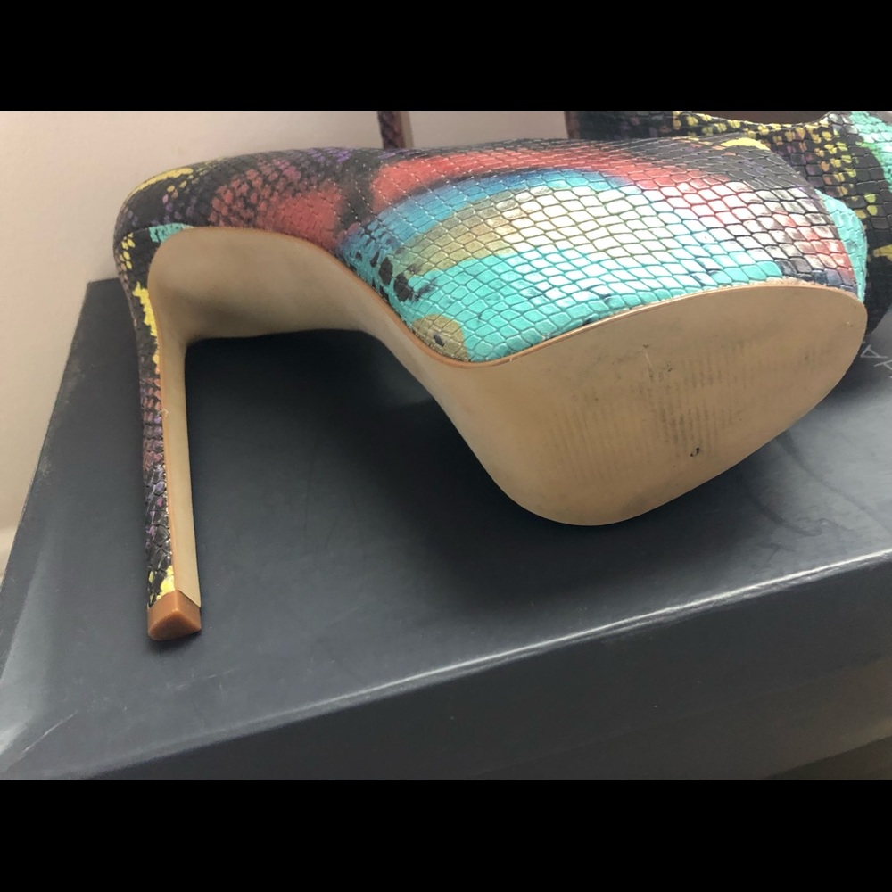 Steve Madden Snakeskin Printed Pumps - Picture 2 of 2